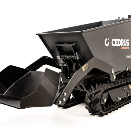 Cedrus Professional CEDTR800GH-L – Tugev ja töökindel minikallur professionaalidele Cedrus CEDTR800GH-L on võimas ja mitmekülgne minikallur, mis on loodud intensiivseks kasutamiseks ehitusplatsidel, haljastustöödel ja muudel rasketel töödel. See roomikutega varustatud masin sobib suurepäraselt raskete koormate liigutamiseks keerulistes tingimustes, tagades suurepärase haarduvuse, stabiilsuse ja töökindluse. Masina südameks on vastupidav G420F bensiinimootor võimsusega 9,0 kW (3600 p/min) ja töömahuga 420 cm³. Elektriline starter võimaldab kiiret ja lihtsat käivitust. Hüdrostaatiline veosüsteem pakub sujuvat liikumist ja täpset juhitavust, samas kui hüdrauliline laadimis- ja kallutussüsteem vähendab füüsilist koormust ja suurendab efektiivsust. CEDTR800GH-L maksimaalne kandevõime on muljetavaldav 800 kg, mis teeb selle ideaalseks töövahendiks raskete materjalide transportimiseks. Kalluri saha mahutavus on 0,3 m³ ning tänu roomikutele (laius 180 mm, kõrgus 300 mm) saab masin hakkama ka pehme pinnase ja ebatasasustega. Masina kompaktsed mõõdud (2733 × 730 × 1200 mm) võimaldavad liikumist kitsastes oludes, samas kui kliirents 255 mm tagab hea läbitavuse. 23,2-liitrine hüdrosüsteem ja 12V/20Ah aku toetavad pikaajalist töövõimekust. Kui vajad vastupidavat ja tõhusat töömasinat, mis ei vea sind alt ka kõige raskemates tingimustes – Cedrus CEDTR800GH-L on kindel valik.