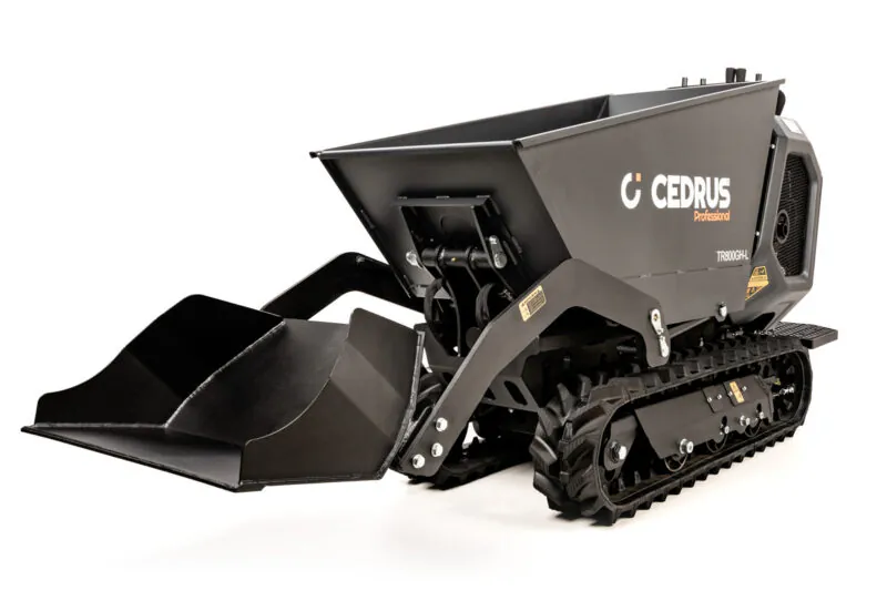 Cedrus Professional CEDTR800GH-L – Tugev ja töökindel minikallur professionaalidele Cedrus CEDTR800GH-L on võimas ja mitmekülgne minikallur, mis on loodud intensiivseks kasutamiseks ehitusplatsidel, haljastustöödel ja muudel rasketel töödel. See roomikutega varustatud masin sobib suurepäraselt raskete koormate liigutamiseks keerulistes tingimustes, tagades suurepärase haarduvuse, stabiilsuse ja töökindluse. Masina südameks on vastupidav G420F bensiinimootor võimsusega 9,0 kW (3600 p/min) ja töömahuga 420 cm³. Elektriline starter võimaldab kiiret ja lihtsat käivitust. Hüdrostaatiline veosüsteem pakub sujuvat liikumist ja täpset juhitavust, samas kui hüdrauliline laadimis- ja kallutussüsteem vähendab füüsilist koormust ja suurendab efektiivsust. CEDTR800GH-L maksimaalne kandevõime on muljetavaldav 800 kg, mis teeb selle ideaalseks töövahendiks raskete materjalide transportimiseks. Kalluri saha mahutavus on 0,3 m³ ning tänu roomikutele (laius 180 mm, kõrgus 300 mm) saab masin hakkama ka pehme pinnase ja ebatasasustega. Masina kompaktsed mõõdud (2733 × 730 × 1200 mm) võimaldavad liikumist kitsastes oludes, samas kui kliirents 255 mm tagab hea läbitavuse. 23,2-liitrine hüdrosüsteem ja 12V/20Ah aku toetavad pikaajalist töövõimekust. Kui vajad vastupidavat ja tõhusat töömasinat, mis ei vea sind alt ka kõige raskemates tingimustes – Cedrus CEDTR800GH-L on kindel valik.