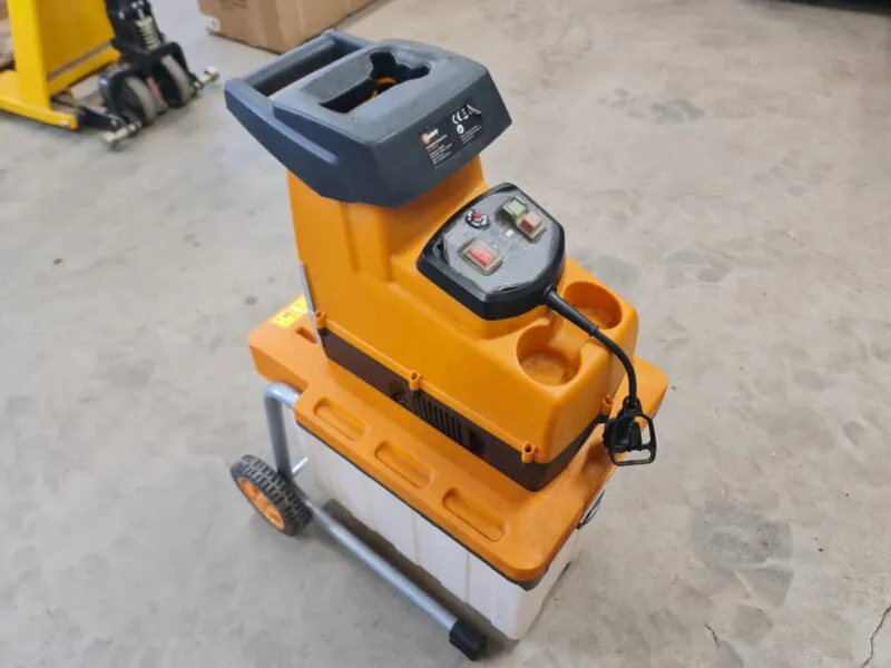 Oksapurustaja 2800W – võimas abiline teie aeda Tõhus ja vastupidav oksapurustaja teeb aia korrastamise kiireks ja mugavaks! Seade on täiesti töökorras ja korralikus seisukorras, sobides suurepäraselt koduaeda puude ja põõsaste lõikamisjärgseks tööks. Omadused: ⚡ Võimsus: 2800 W – purustab oksad kiirelt ja vaevata 🛡️ Ülekoormuskaitse tagab seadme pika tööea ja ohutuse 🔁 Suunavahetusfunktsioon aitab kergesti eemaldada kinni jäänud materjali 🧺 Kogumiskorv: 60 L – mahukas ja lihtsasti eemaldatav 🌿 Maksimaalne oksa läbimõõt: kuni 44 mm Miks valida see oksapurustaja? Ideaalne aiajäätmete vähendamiseks ja multši valmistamiseks Lihtne kasutada ja hooldada Vastupidav konstruktsioon ning vaikne töö Tooge oma aed korda kiiremini ja mugavamalt selle usaldusväärse oksapurustajaga! 🌳