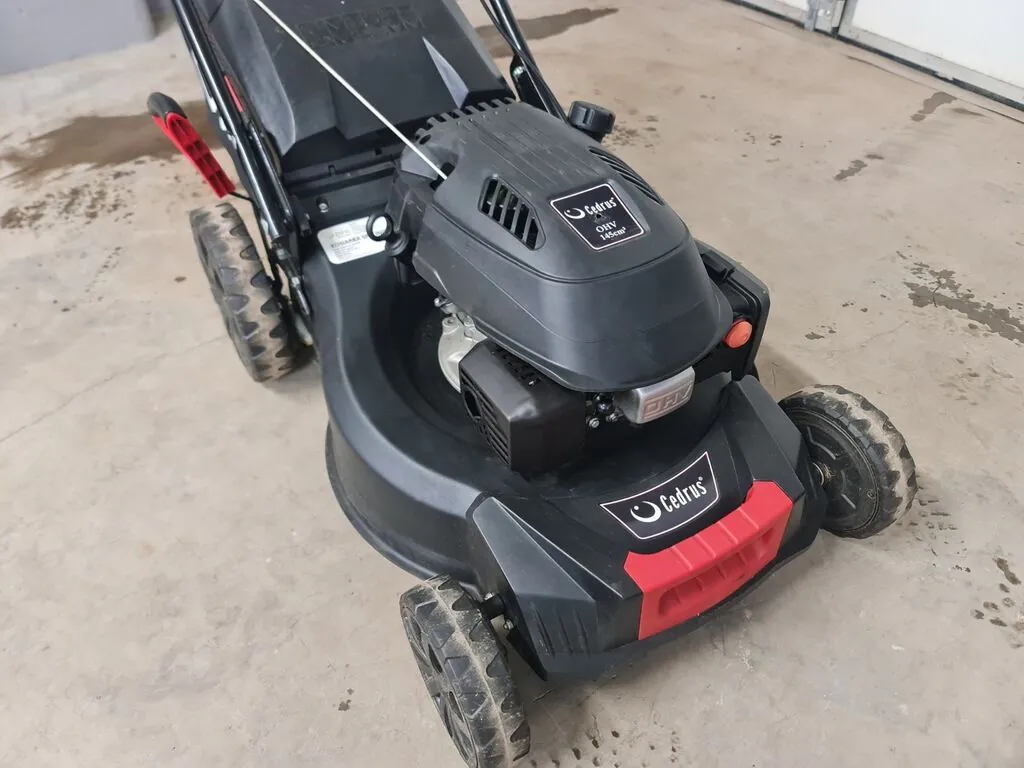 muruniiduk bensiinimootoriga kasutatud